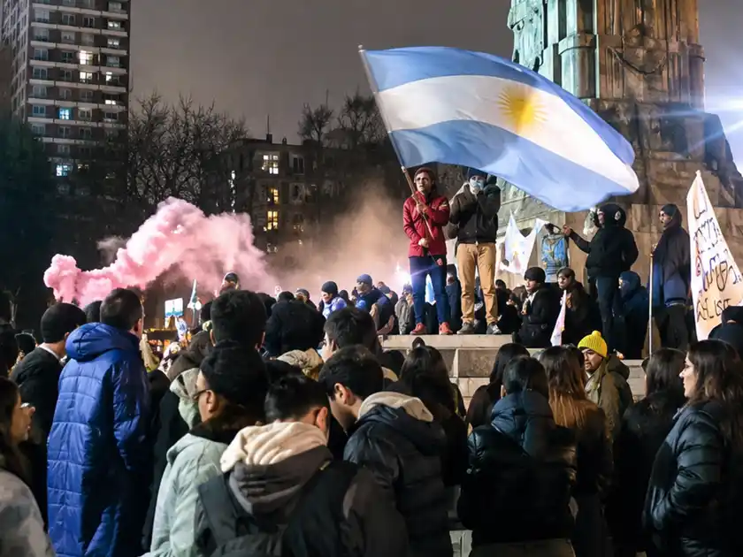 Con una bandera argentina al frente, centenares de ricoteros coparon el Monumento a San Martín.