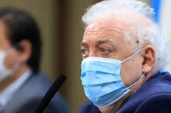 El director del Posadas dijo que vacunó a 10 personas en el Ministerio por «orden de Ginés González García»