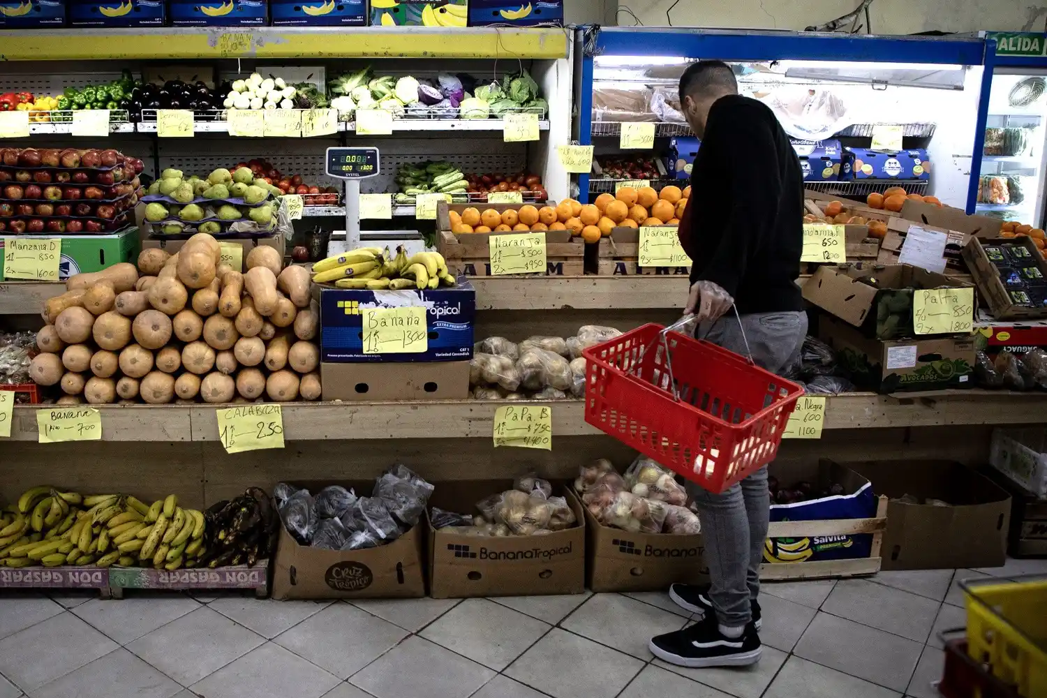 La inflación de octubre bajó a 8,3% pero acumula 142,7% en los últimos doce meses