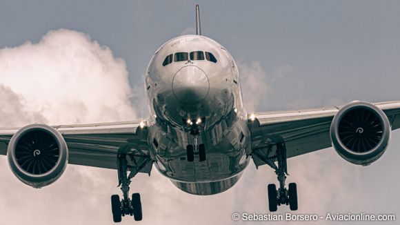 El livery del Boeing 787 de Enrique Piñeyro/Solidaire tuvo que ser modificado para poder llevar ayuda humanitaria a Gaza
