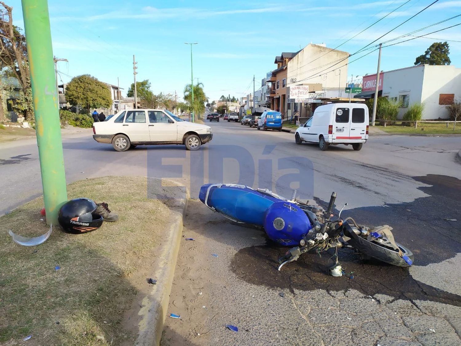 Murió una persona luego de chocar su moto contra un auto