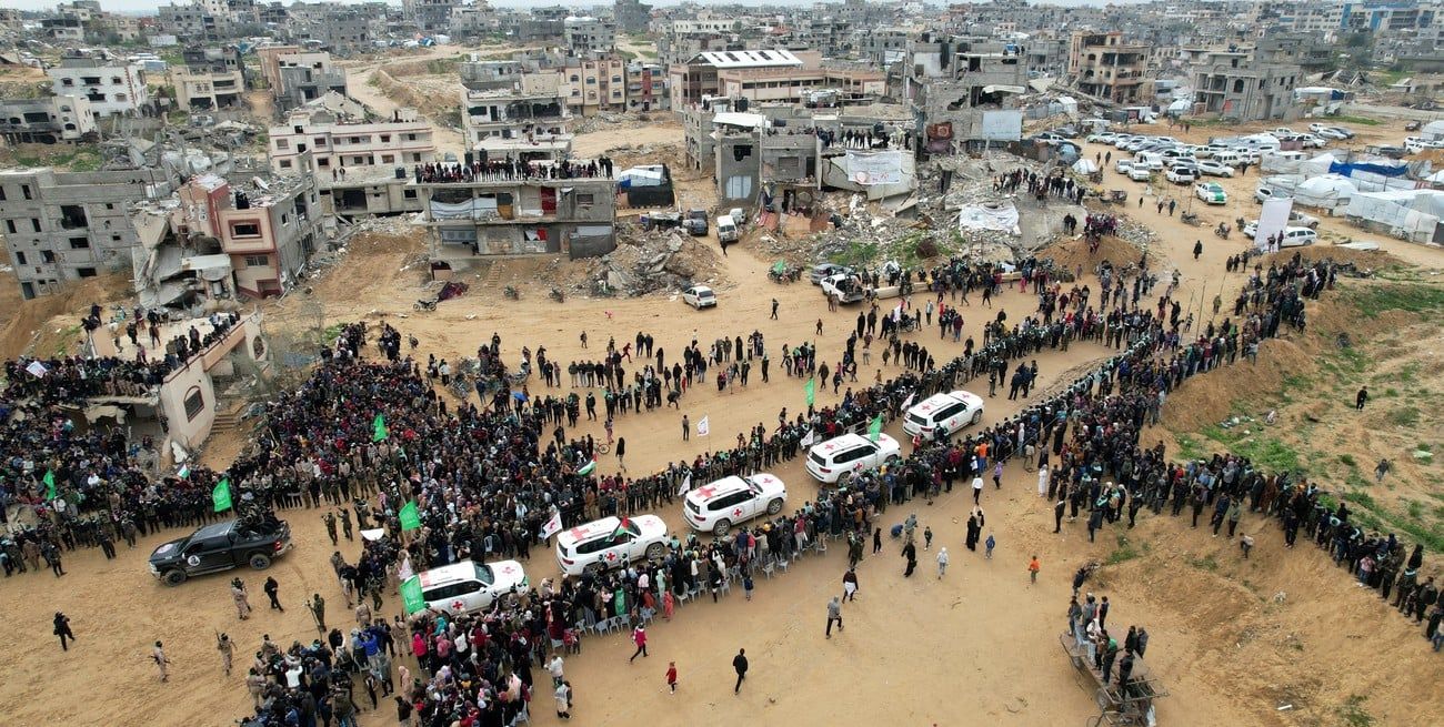 Los vehículos de la Cruz Roja son escoltados durante el traslado de los cuerpos desde Palestina a Israel. Crédito: Reuters/Stringer