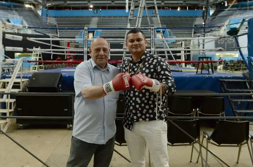 Arroyo recorrió el Polideportivo y posó con el "Chino" Maidana