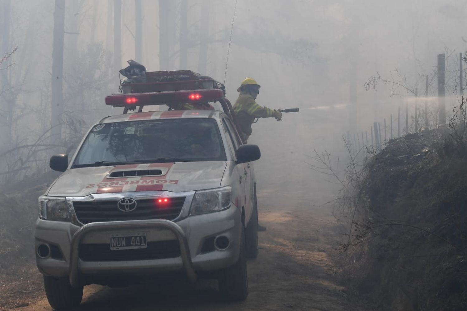 El Durazno: más de 200 bomberos siguen la lucha contra el fuego y hay un detenido