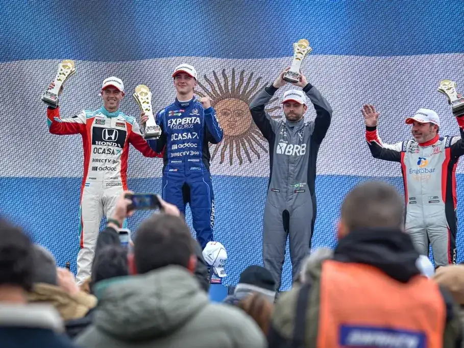 Leonel y Tiago Pernía juntos, en el podio de Concordia.
