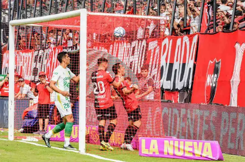 Sin brillar pero con mucha eficacia, Newell’s venció a Defensa