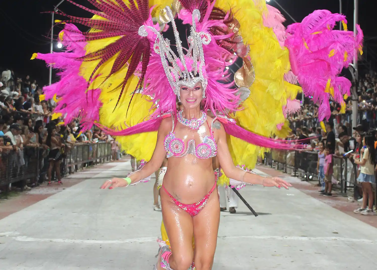 Desfila en el Corso de Gualeguay con 7 meses de embarazo