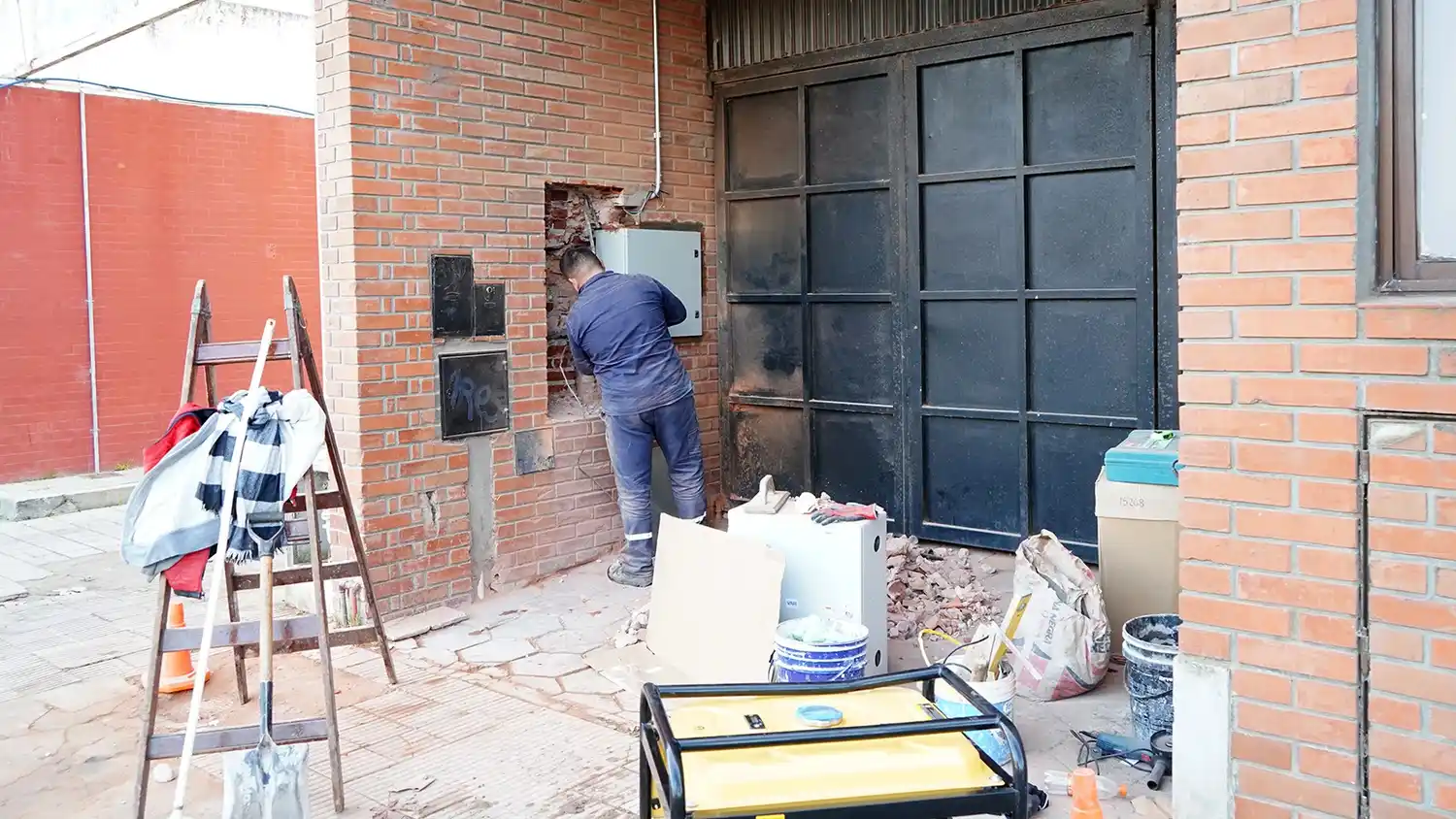 Trabajos exteriores. En el edificio del Centro Cívico