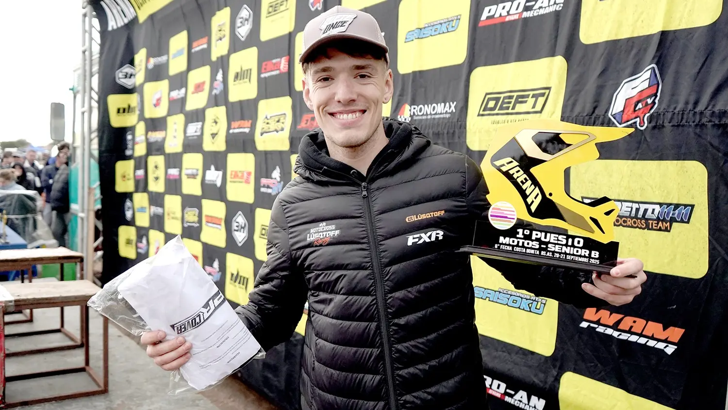 Otro triunfo. El que alcanza el juvenil Mateo Cabaña, en Senior B de las Motos del Arena Series
