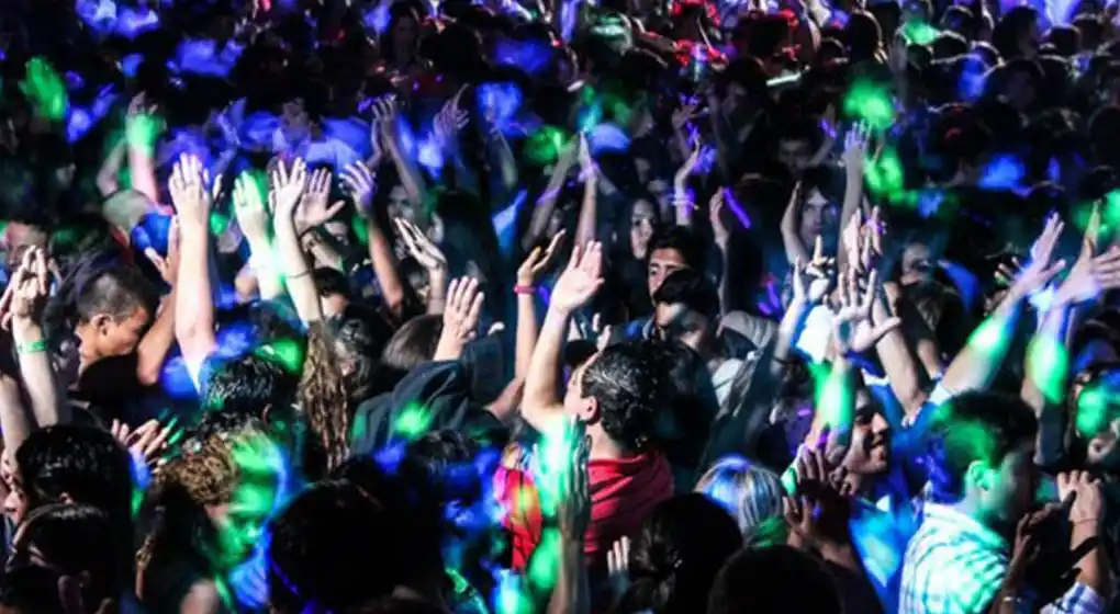 Mar del Plata: Invitó a su fiesta por Whatsapp, le cayeron casi mil personas y todo terminó en un caos