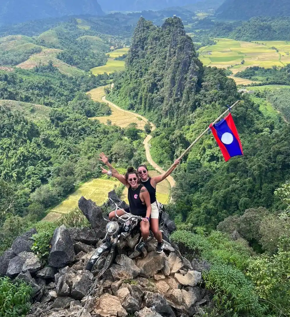 Foto en Laos, con mi amiga brasileña Rubia.-