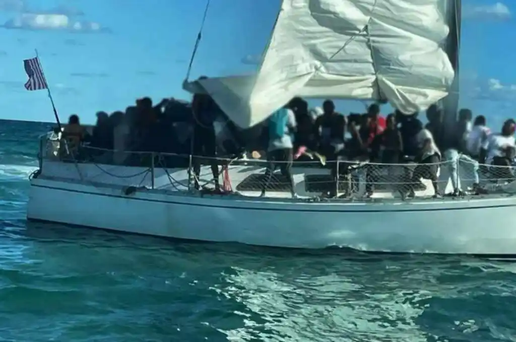 La embarcación resultó estar traficando a 30 inmigrantes haitianos hacia Estados Unidos.