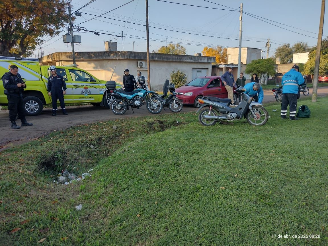 Los servidores públicos trabajando en el lugar del accidente.
