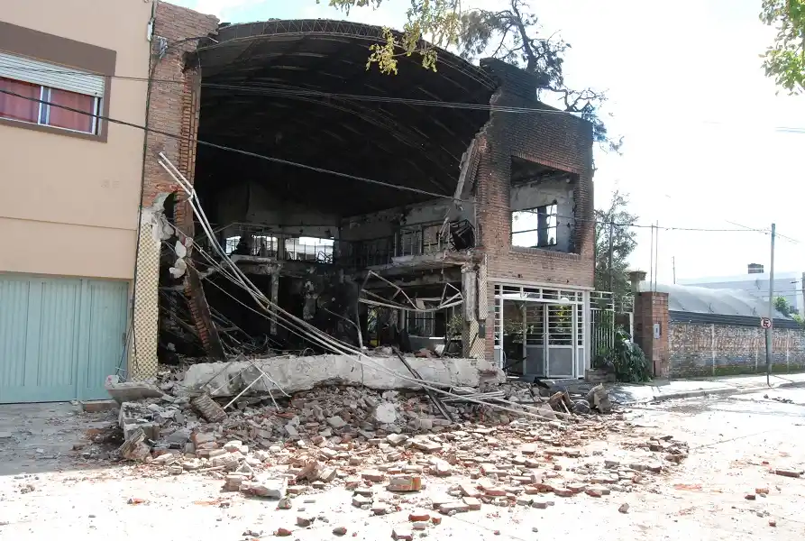 Voraz incendio destruyó un salón de fiestas