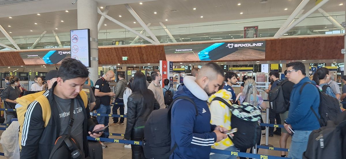 Una casa de cambio ofrecía un tipo de cambio 30% menor al valor del dólar oficial en el aeropuerto Arturo Merino Benítez.