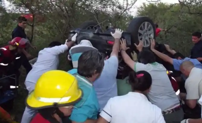 Entre todos rescataron a conductor atrapado en su auto volcado