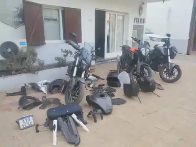 Los motovehículos y autopartes secuestradas durante los allanamientos.