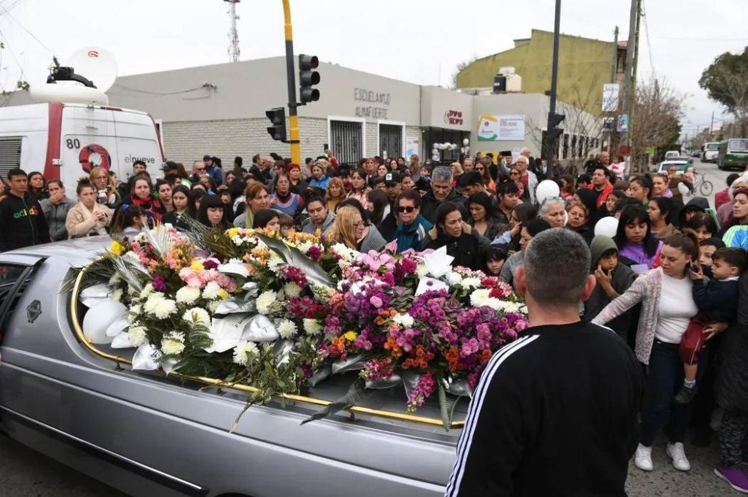 El féretro con los restos de la víctima fue retirado a las 12.50 de la vivienda se su papá y llevado al Cementerio Municipal de Remedios de Escalada.