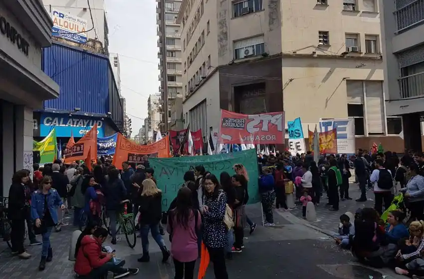 Movilizaciones y cortes de tránsito en el centro rosario por el paro nacional