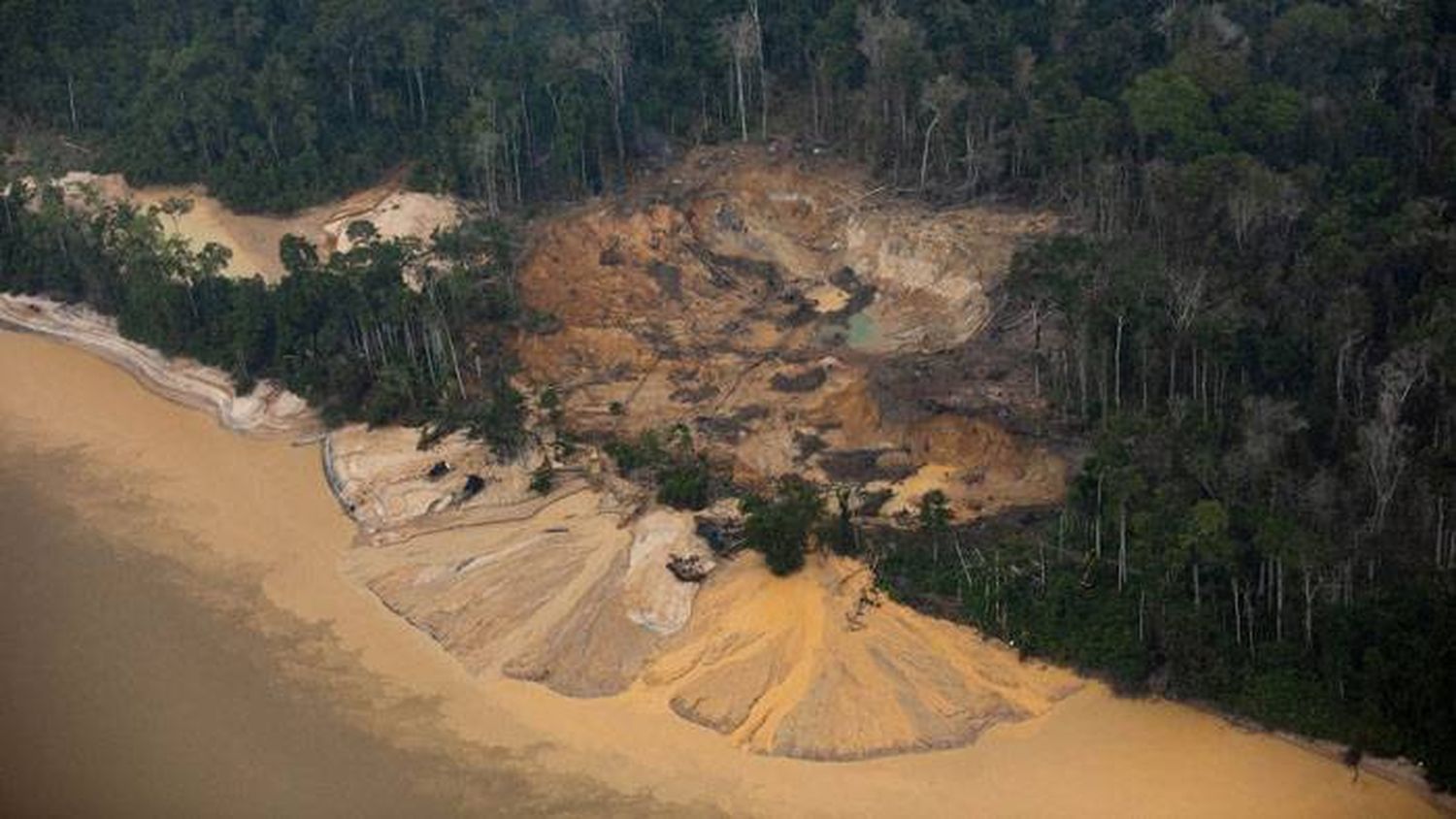 Las mafias de la  minería ilegal causan  devastación en tierras indígenas