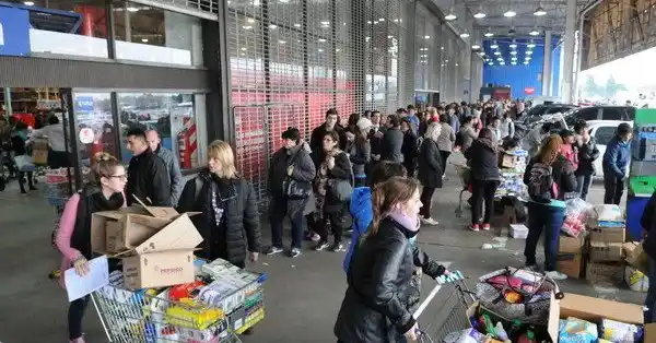 Ocho cuadras de cola para comprar en el supermercado con 50% de descuento