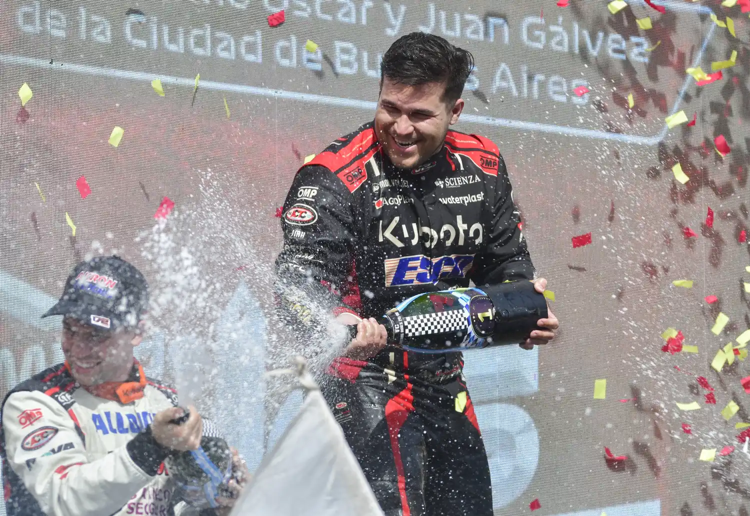 Valentín Aguirre y su felicidad en el podio de Buenos Aires.