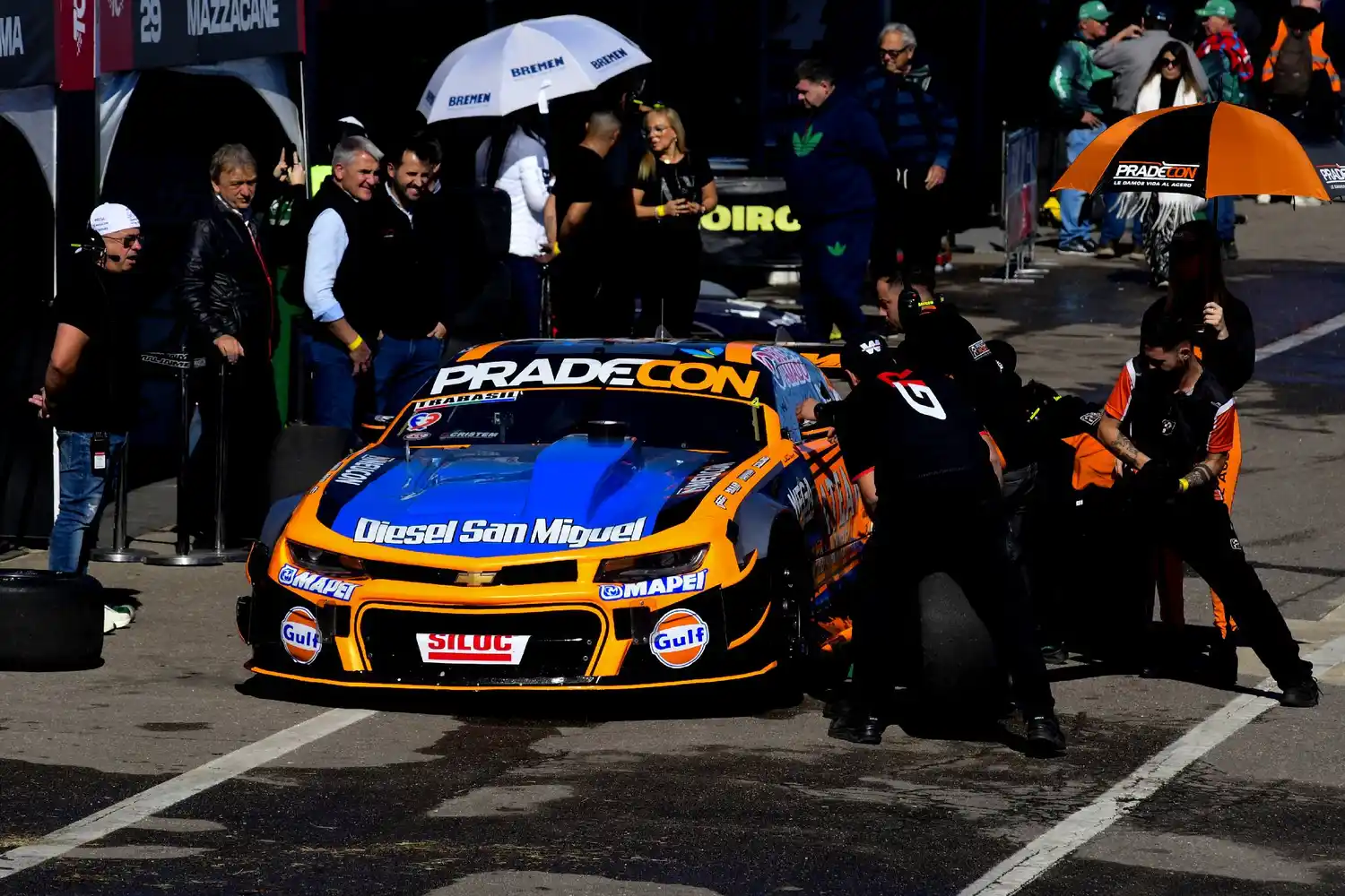 El auto de Ledesma en boxes con el equipo Pradecon trabajando.