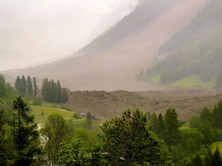 Catástrofe en los Alpes suizos: un glaciar colapsó y destruyó parte del pueblo de Blatten