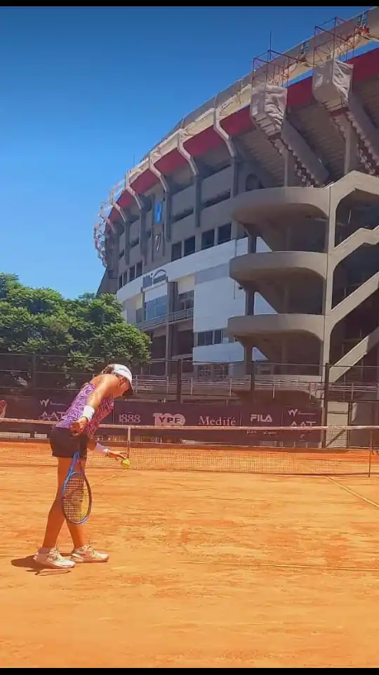 Larraya Guidi al saque, con el Monumental de fondo.