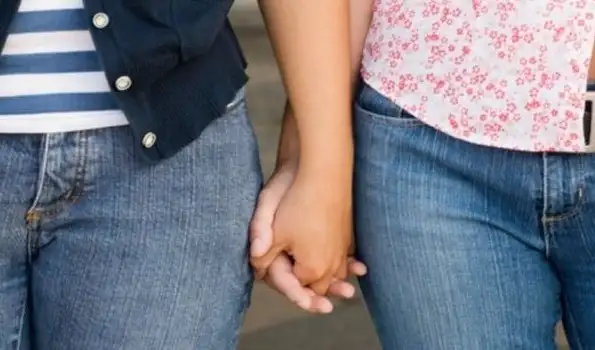 Autorizan a una mujer a casarse con la hija de su esposo fallecido