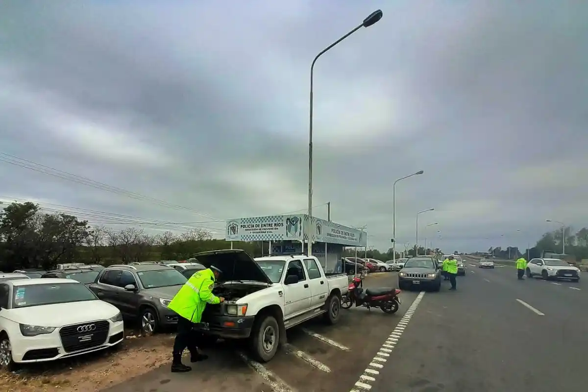 Ruta 14: lo paró la Policía Caminera, se bajó y se escapó a pie, pero lo atraparon