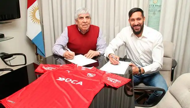 Jonás Gutiérrez firmó su contrato con Independiente