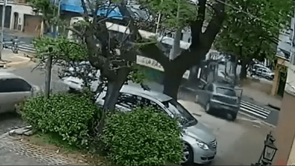 Un colectivero que manejaba borracho chocó contra un auto y mató a un jubilado