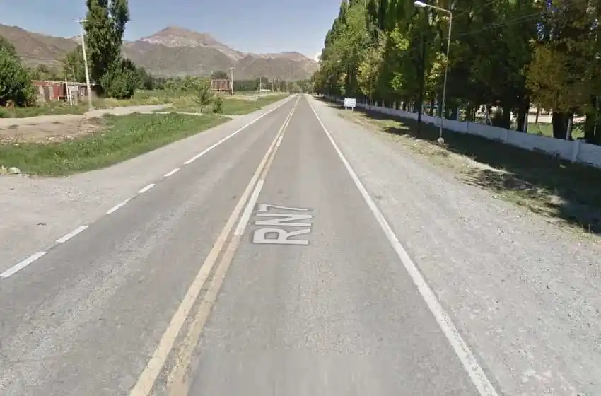 Hallan a una mujer muerta y a su pareja herida al costado de la ruta