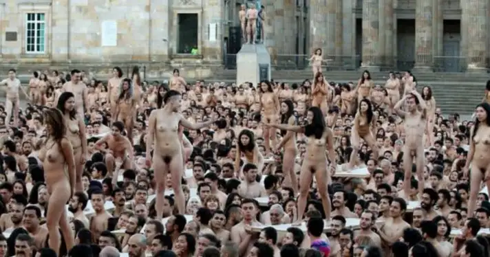 6 mil personas se desnudaron en una plaza de Bogotá 