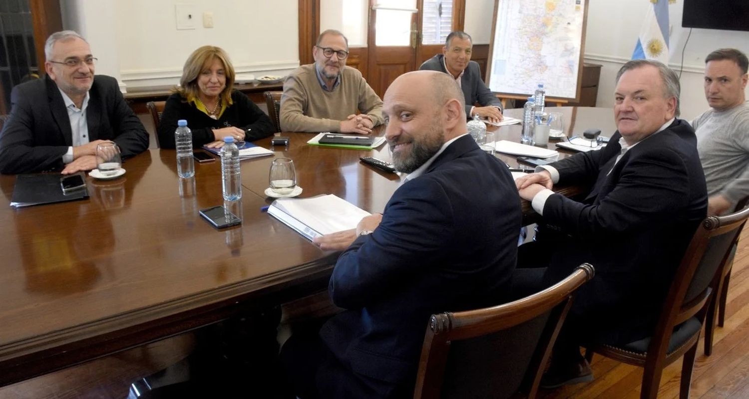 La ministra Silvina Frana se sumó al encuentro entre funcionarios del actual gobierno y los designados por Pullaro para la transición política. Crédito: Luis Cetraro