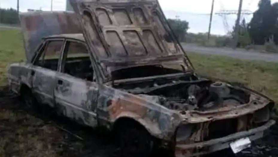 Mataron a puñaladas a un remisero y quemaron su auto: sospechan de un amigo