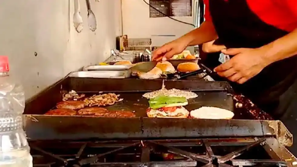 Más de 150 personas fueron hospitalizadas por comprar comida en mal estado
