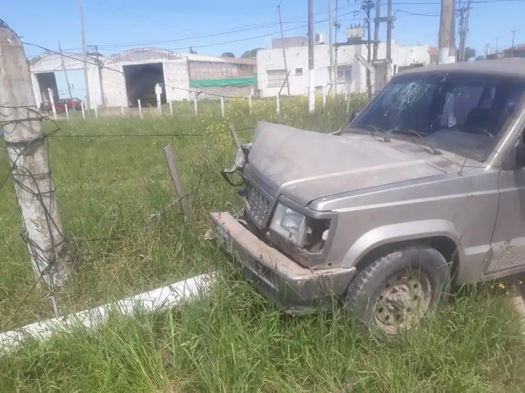 Perdió el control y chocó contra un poste