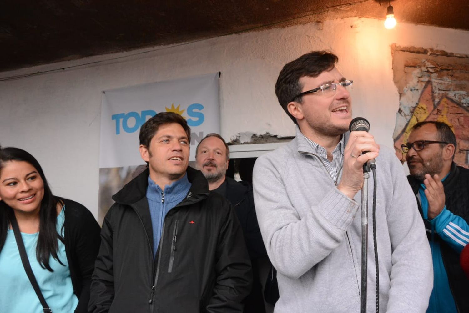 Kicillof en Morón: Estuvo en el barrio Carlos Gardel con Ghi y Sabbatella