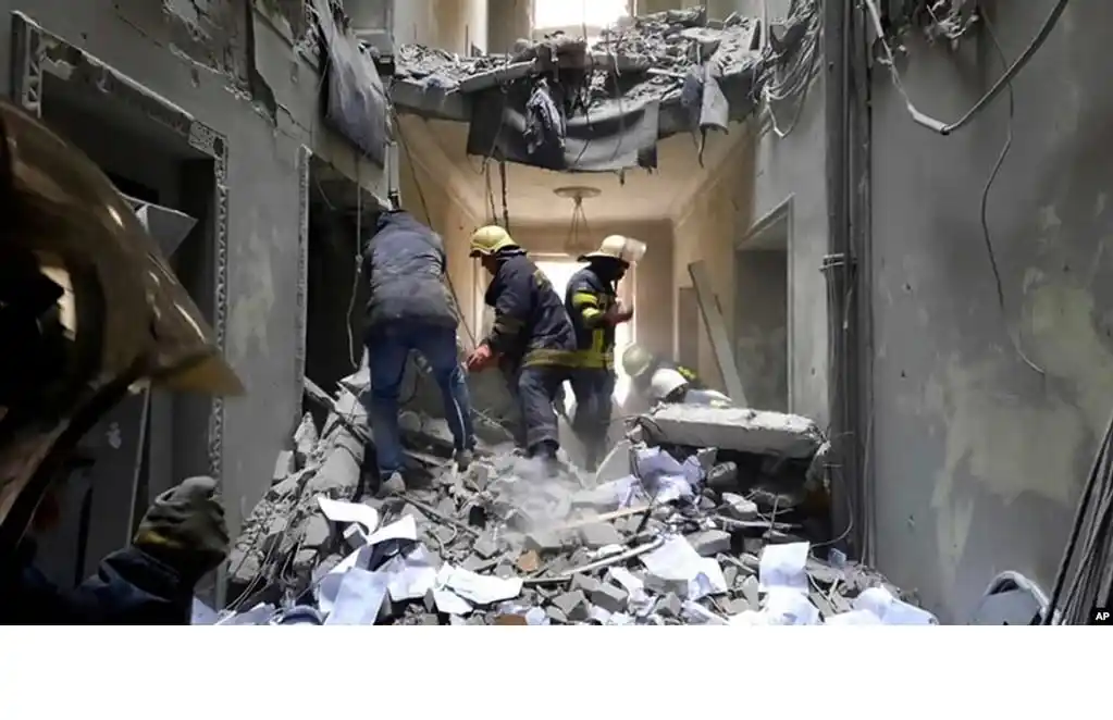 Bombardeos en Járkov, cientos de tanques se aproximan a Kiev