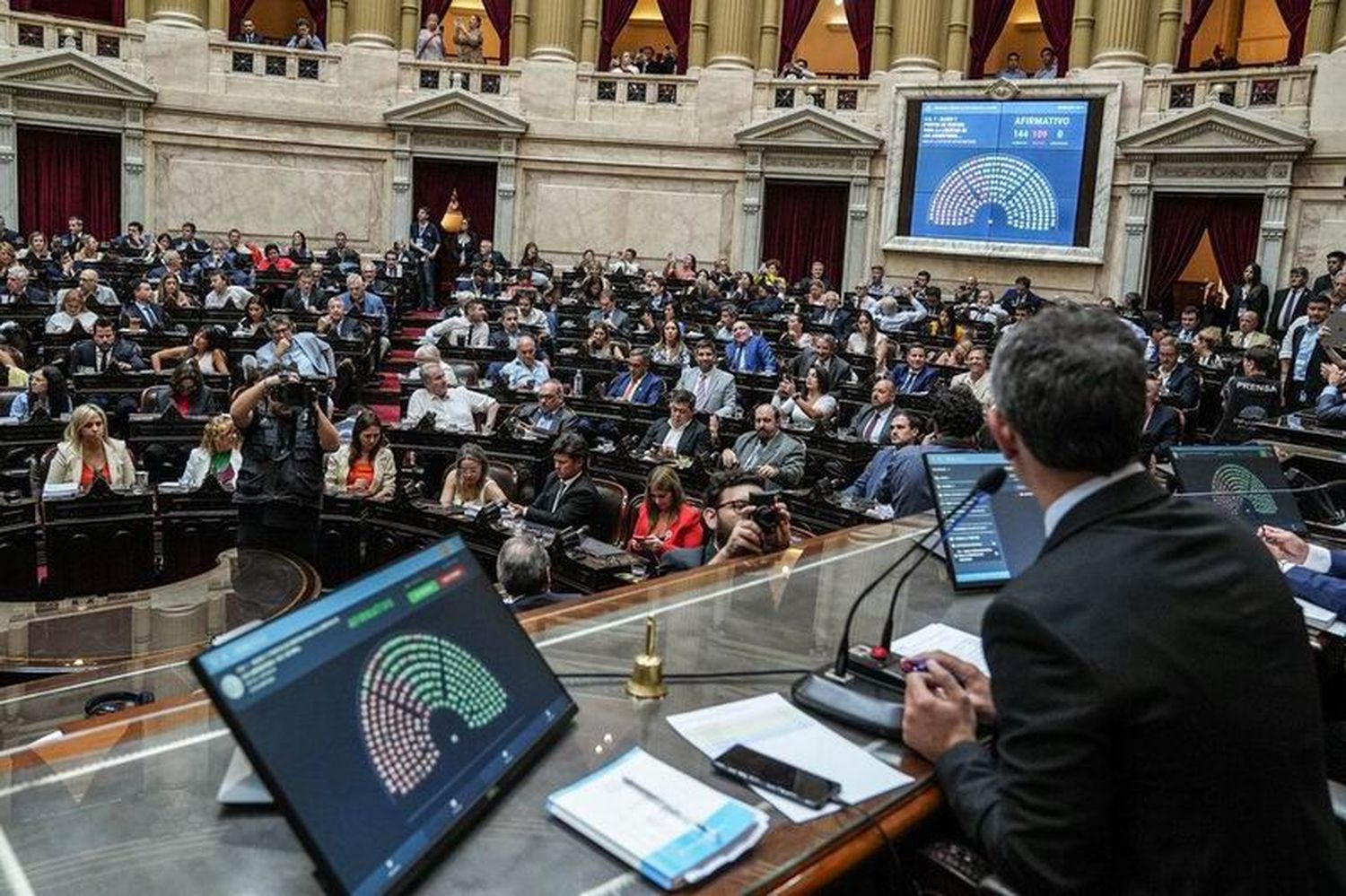 El oficialismo logró aprobar que la votación en particular de los proyectos sea por capítulos