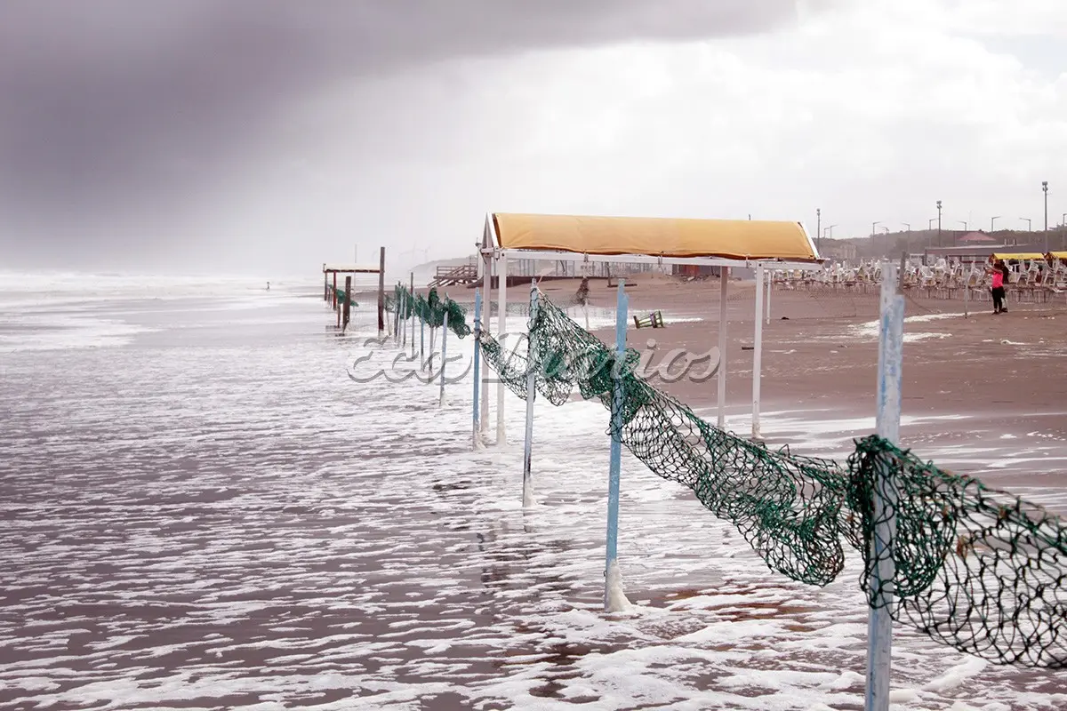 El mar estuvo ayer embravecido y llegó hasta los balnearios