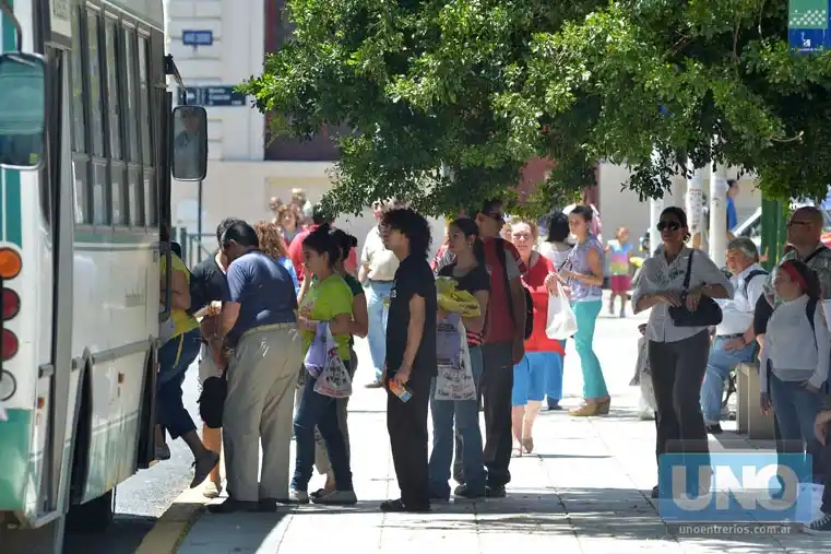 Detuvieron a un hombre de 80 años por manosear una mujer en un colectivo