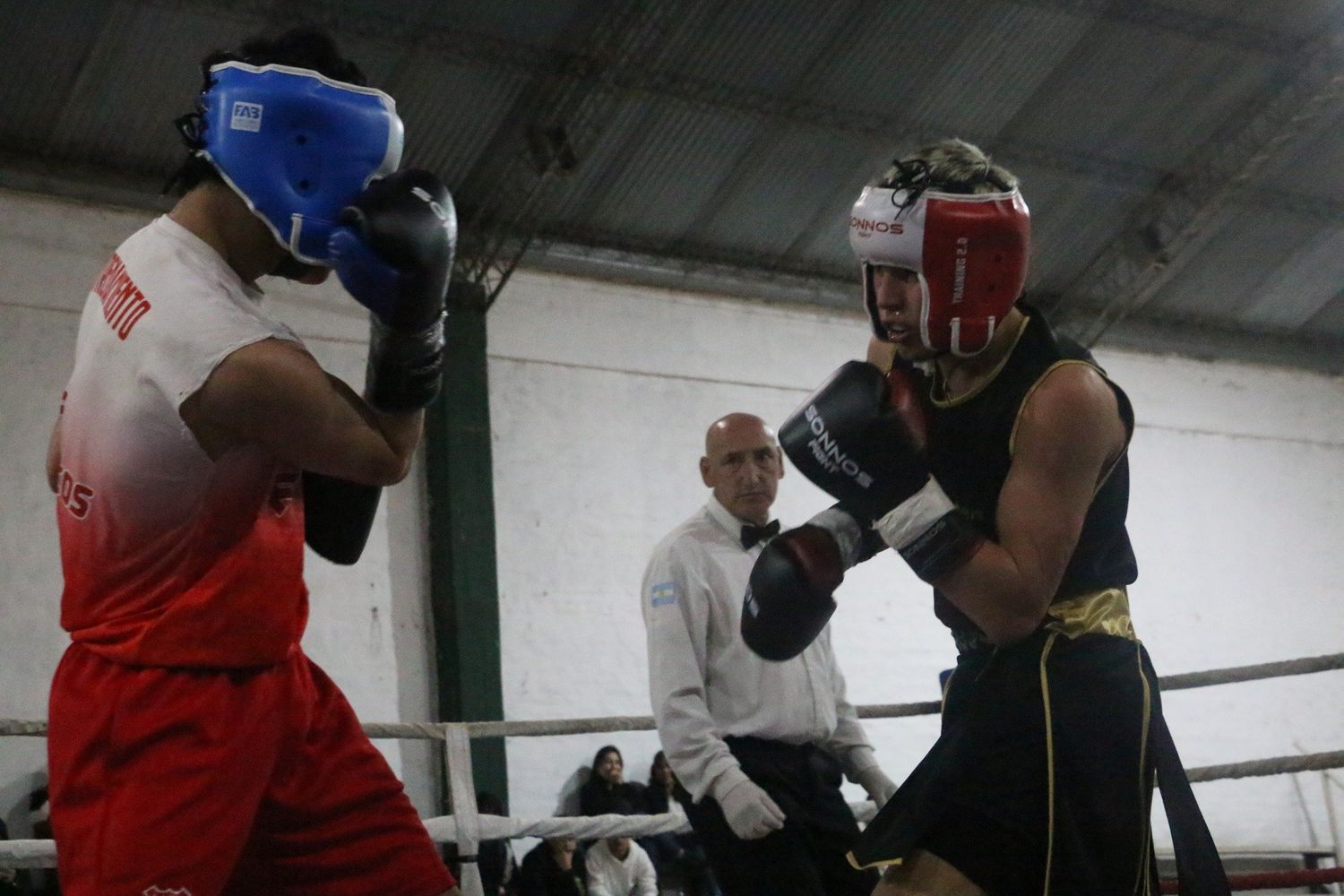 Ayrton Araujo, el campeón nacional juvenil, sumó un nuevo triunfo en su ascendente carrera.