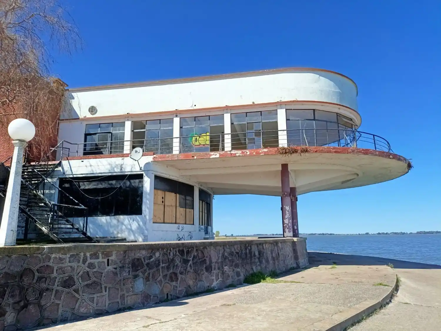 Buscan revitalizar el Edificio del Turista con una concesión de 25 años y un proyecto comercial