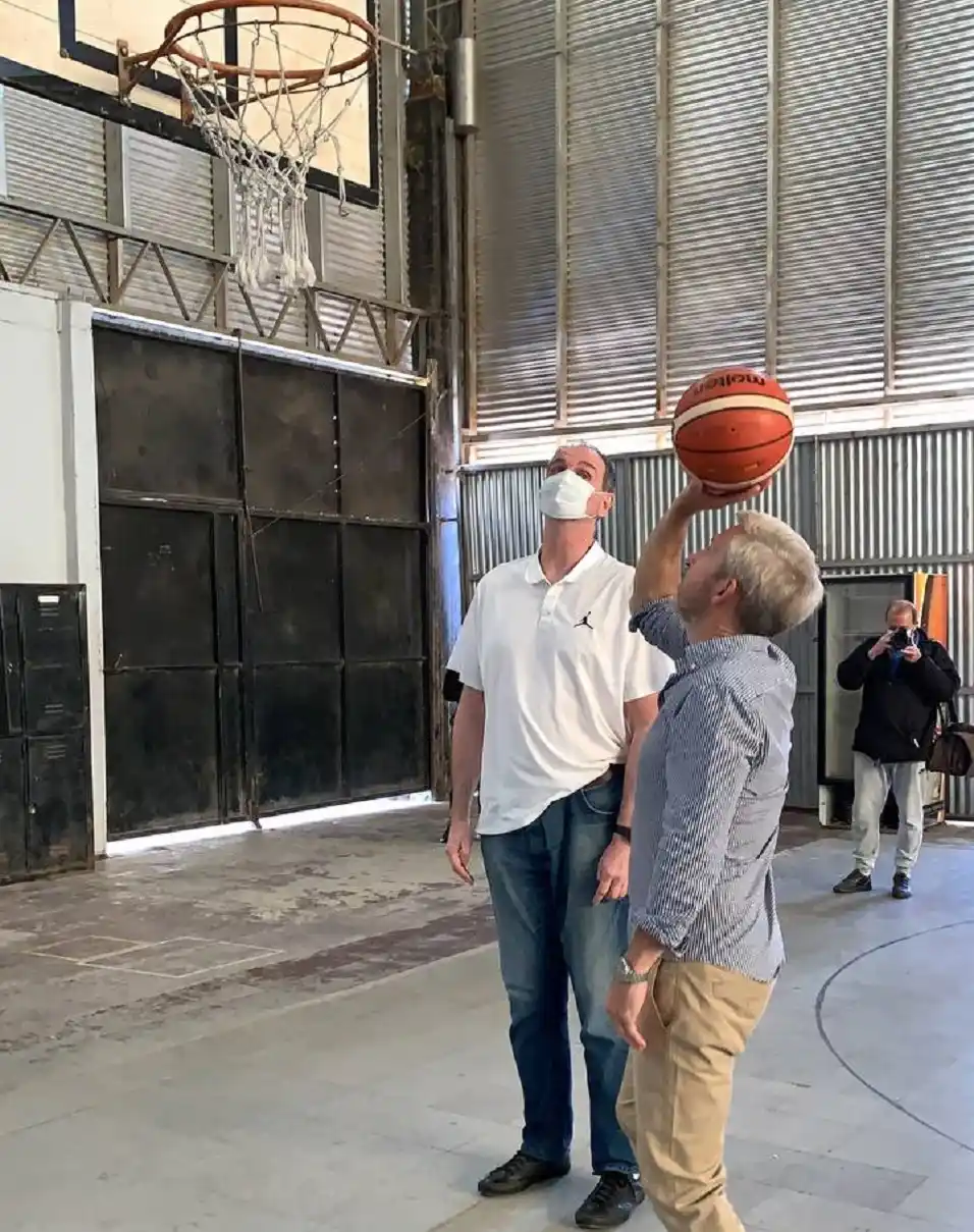 Rogelio Frigerio se mostró con el ex basquetbolista Sebastián Uranga