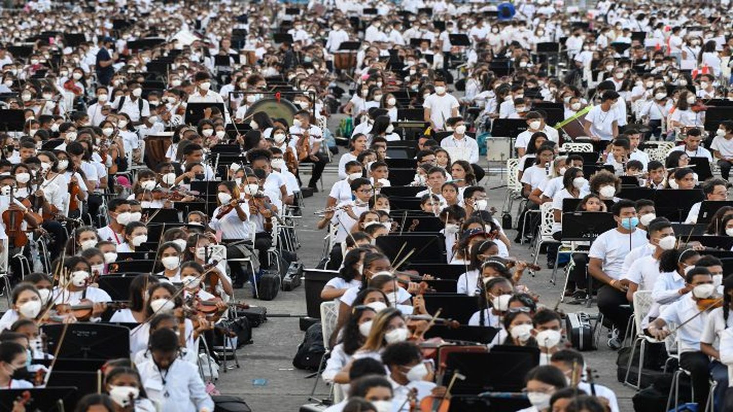 “NO QUEREMOS PAN”, la queja de los niños y jóvenes del Sistema de Orquesta tras concierto para el Récord Guinness