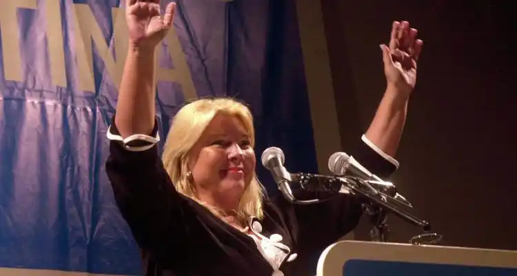 En campaña presidencial, Carrió presenta su libro en San Pedro