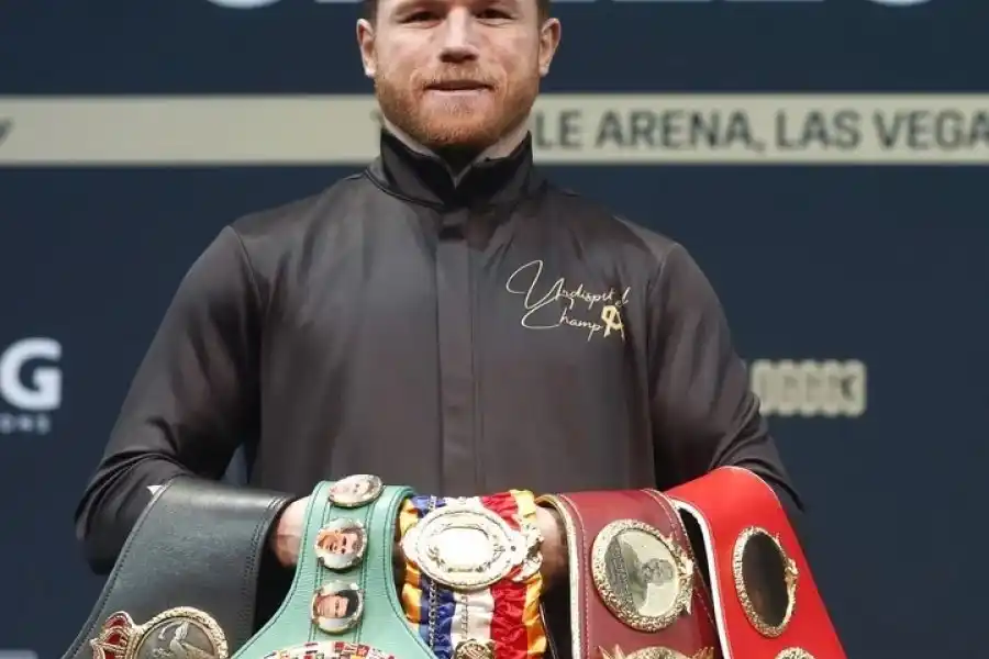 Canelo junto a sus cinturones